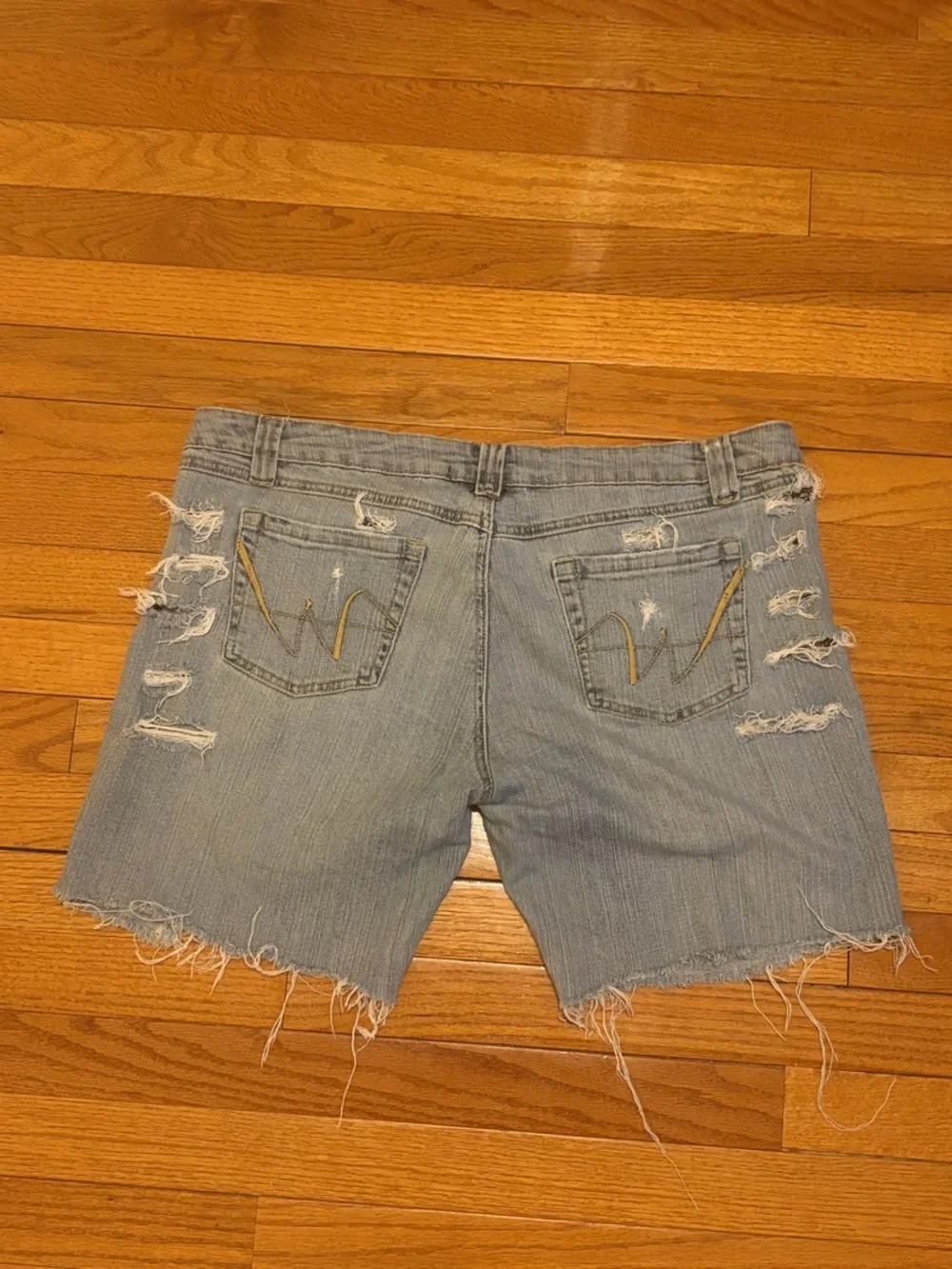 DISTRESSED SHORTS - Picture 3 of 3